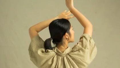 杨振宁追悼会很隆重,大儿子未现身,翁帆站家属首位,样子很憔悴