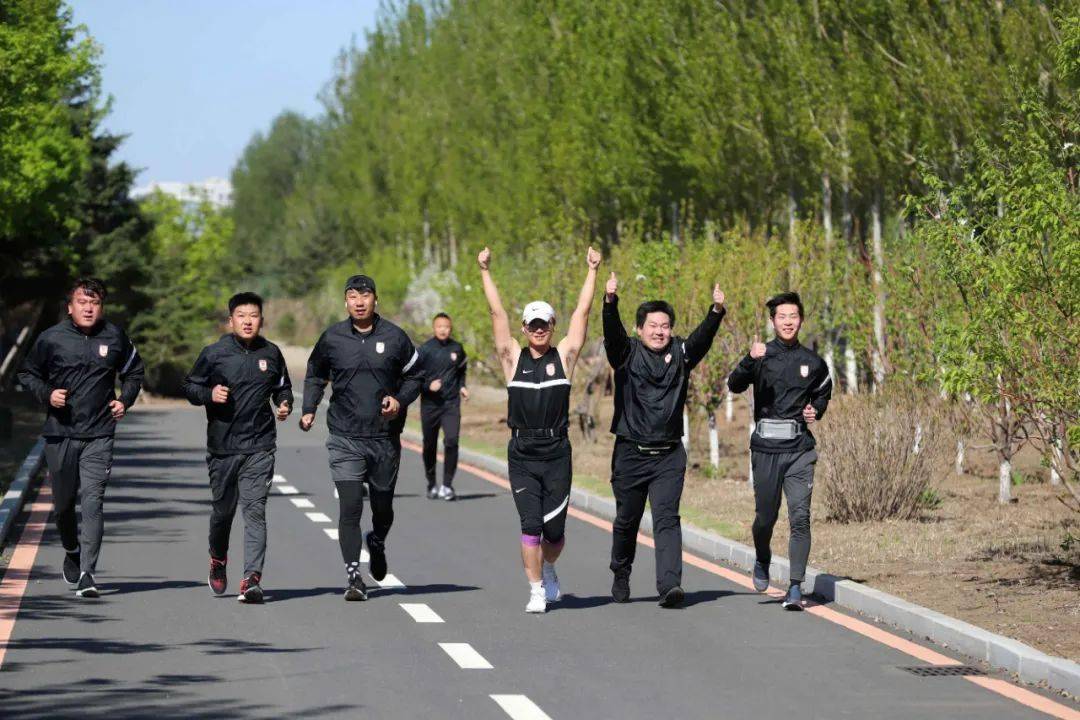 【亚泰青训】亚泰青训教练解封迎大考：亚泰绿茵半马跑起来