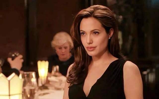 安吉丽娜·朱莉访乌,保镖被带走