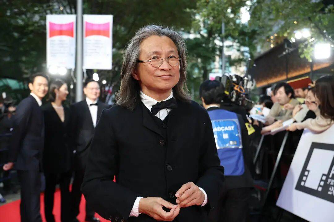 知名导演陈可辛出车祸，现场画面曝光，警方正调查