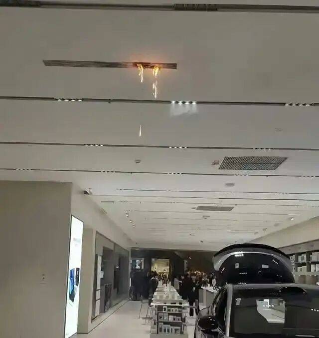 长沙“步步高梅溪新天地”商场一楼汽车展厅内发生火情?小米紧急辟谣;商场:是空调管道高温起火