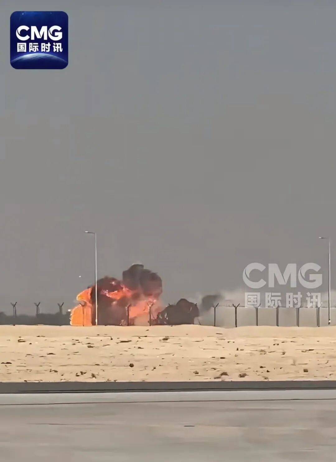 印度国产“光辉”战机在迪拜航展坠毁,现场燃起浓烟,尚不清楚飞行员是否逃生