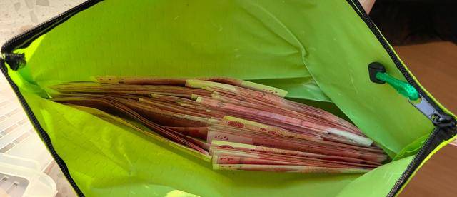 房子要卖了,两万多现金和珍贵邮票却落在里面,还好有他