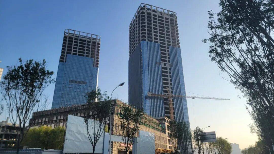 西安地标“双子塔”荒芜十年,7.48亿起拍