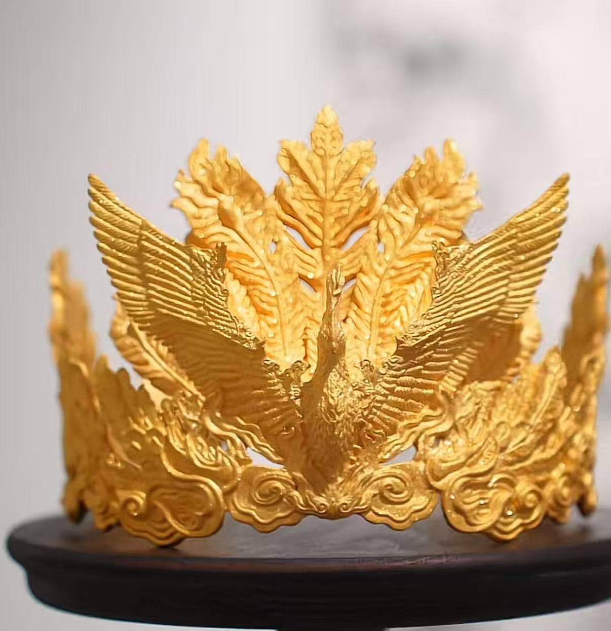 4斤黄金凤冠在免费展览中被男童触碰损坏,办展美术馆:罩子是没有固定的,律师分析