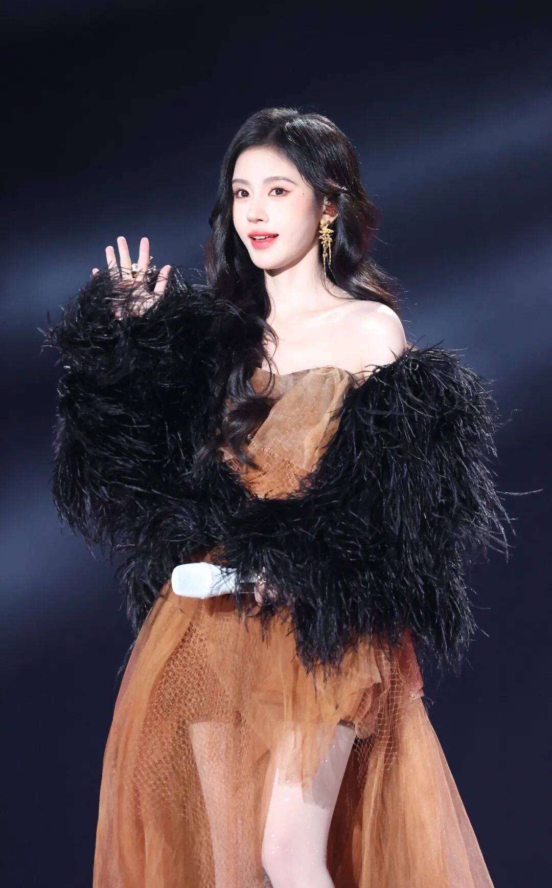 丝芭传媒称鞠婧祎多次编造谎言，“涉嫌严重经济犯罪”，将择日全网公开实名举报