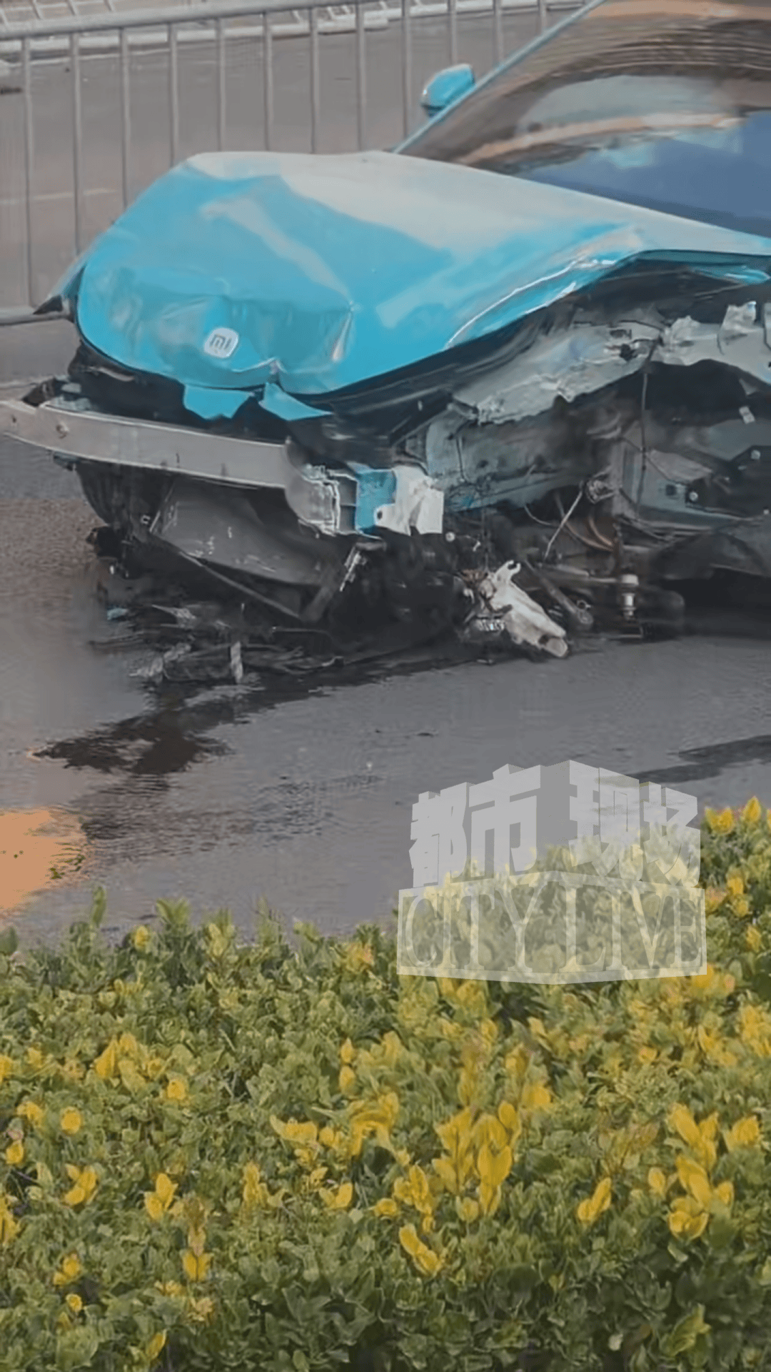 安徽一小米SU7撞翻几十米护栏，目击者称车辆前轮脱落后才刹停，当地交警回应