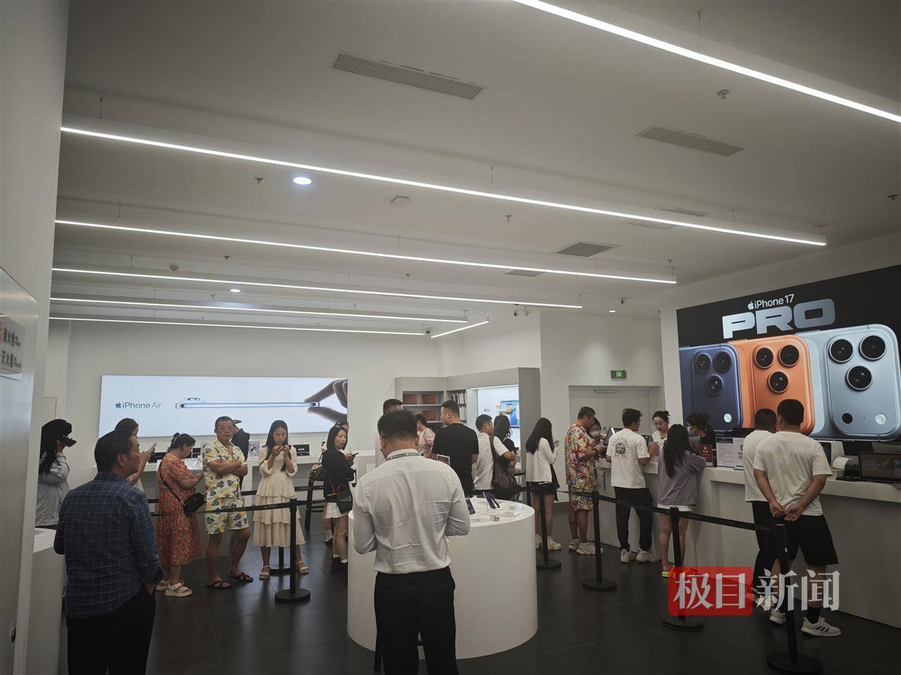 海南封关首日实探三亚免税城：免税价叠加消费券，苹果手机最高可减2140元