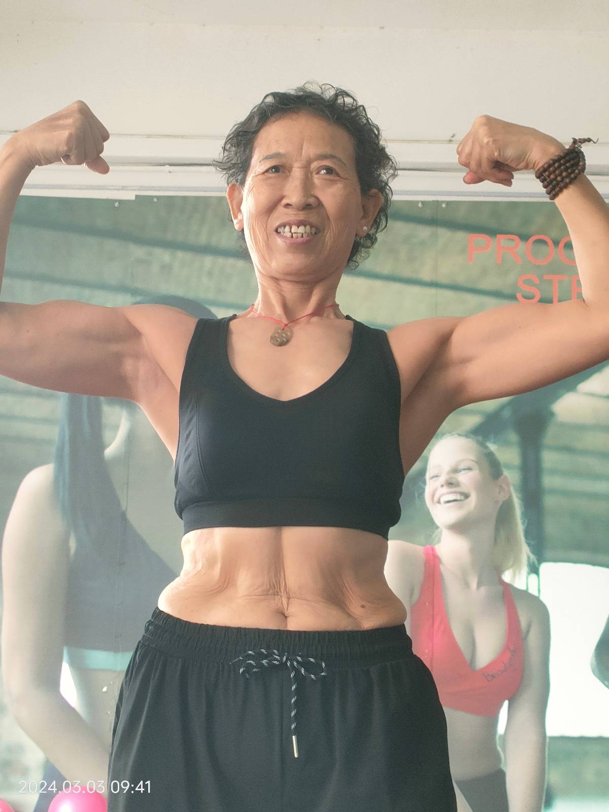 71岁奶奶获健美比赛冠军:被儿媳夸偶像,无视“老了就在家等死”的言论