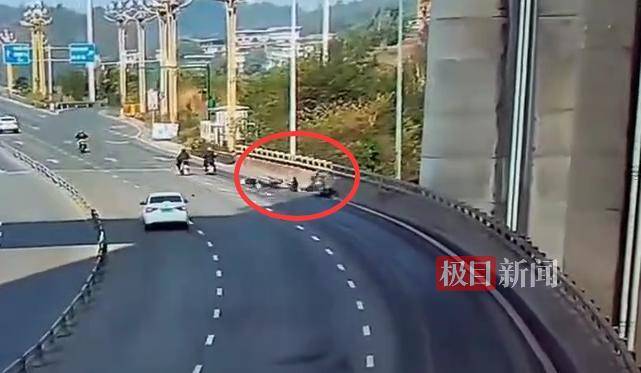 宜宾一摩托车大桥上撞到路边人群，交警：伤者已送医，事故处理完毕
